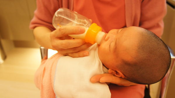 新生兒需要餵食白開水嗎?可否在開水中添加蜂蜜增加口感?